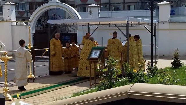Вход с Евангелием. Клирос. Неделя всех святых. Марфо-Мариинский женский монастырь смотреть онлайн