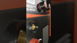 Смена полярности под порошковую проволоку на сварочном полуавтомате WESTER MIG-200i MIG/MAG/MMA