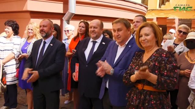 Показать душу через цвет. В Самаре открылась выставка рисунков, авторы которых — особенные дети смотреть онлайн