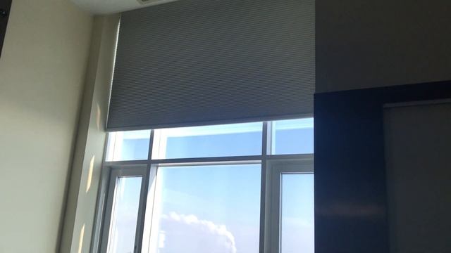 Моторизованные шторы плиссе (частный дом, гостиная) | ABRM Project смотреть онлайн