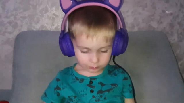 Ребёнок смотрит мультики смотреть онлайн