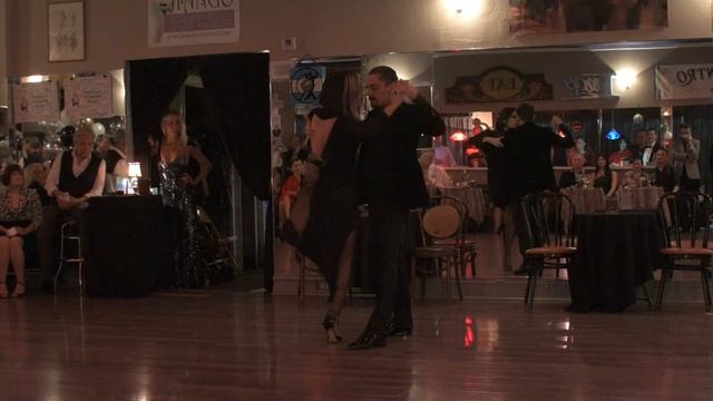 Argentine tango. Milonga para Una armonica. Hugo Diaz. Tomas y Gimena. смотреть онлайн