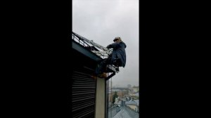Безопасный спуск с крыши. Выход через лестницу
