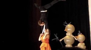 Девушка держит парня на руках