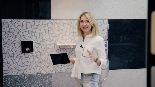 Как сделать актуальный интерьер ванной комнаты. Белое стекло практичнее привычного хрома. смотреть онлайн