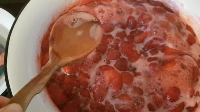 Клубничное варенье, как это сладко звучит! смотреть онлайн