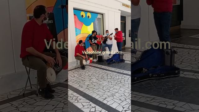 Прохожий показал как надо играть на гитаре смотреть онлайн