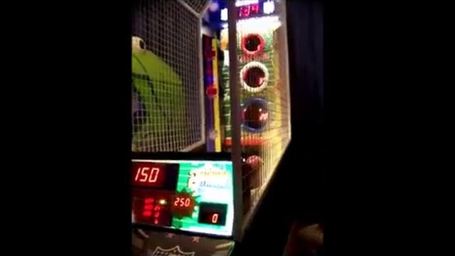 How to beat Dave & Buster's games - 2-Minute Drill (8 Jackpot Streak) смотреть онлайн