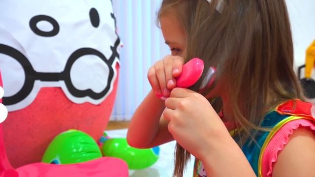 Макс и Катя играют в гигантские яйца с игрушками смотреть онлайн