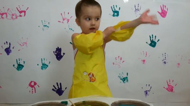 Пальчики. Красим ручки в разные цвета и оставляем отпечаток на стене. смотреть онлайн
