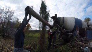 Заливка фундамента разбавленным бетоном с желобом