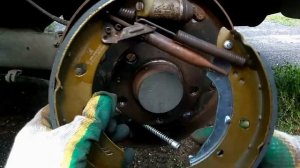 Замена задних тормозных (барабанных) колодок Шкода Рапид. Замена  ремкомплекта тормозных колодок