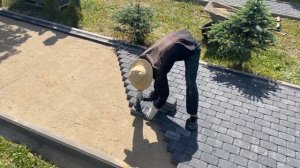 Отвод воды от дома с помощью лотков, укладка брусчатки