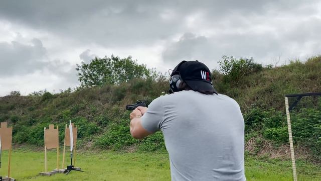 Making an AK Guy Use an AR-15 смотреть онлайн