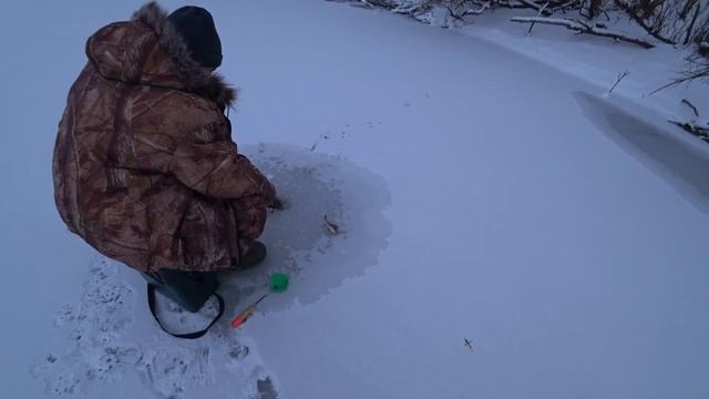 ОПАСНЫЙ ПЕРВЫЙ ЛЕД 2021 2022 рыбалка со льда на заберегах реки Чулым смотреть онлайн