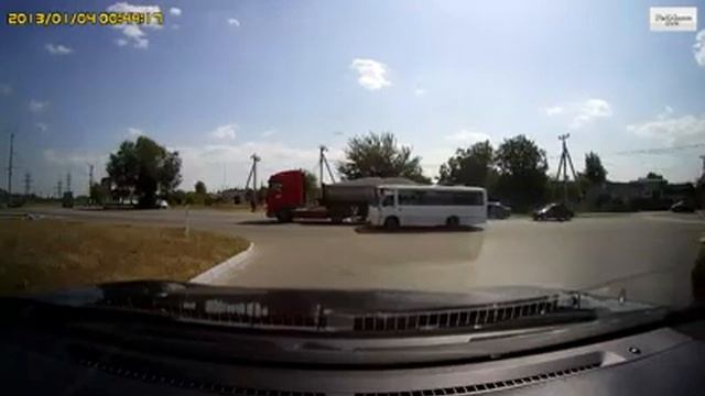 Фура и скутер столкнулись на перекрестке смотреть онлайн