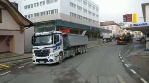 Швейцарские Альпы. Городок в Альпах. Серпантин дорог в горах Швейцарии