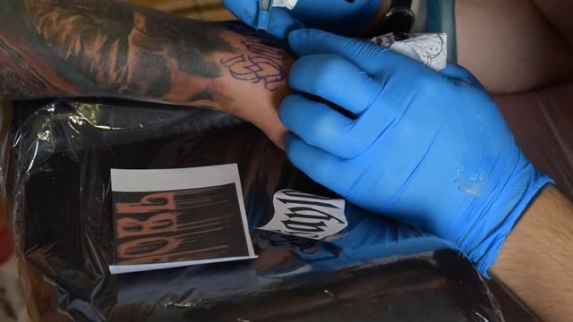 Процесс нанесения татуировки смотреть онлайн