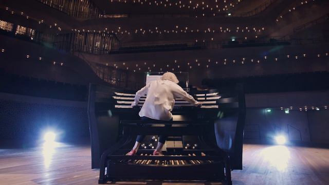 Iveta Apkalna spielt Naji Hakim - Alla Russa (für Pedal Solo) | Elbphilharmonie смотреть онлайн