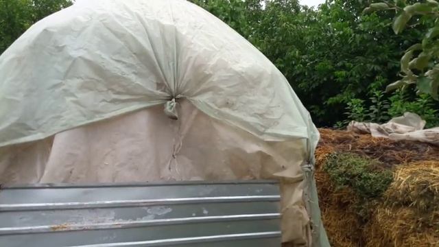 Отвечаю. Укрытие тюкованой соломы и сохранить в зиму. Переносной каркас