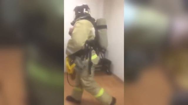 Пожарные ворвались на избирательный участок во Владивостоке и объявили об УЧЕНИЯХ! смотреть онлайн