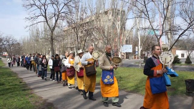 Видео ПН:Шествие буддистов за мир в Украине смотреть онлайн