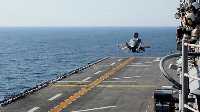 F-35 Lightning Makes First Vertical Landing on the Marine Corps Amphibious Assault Ship USS Wasp смотреть онлайн