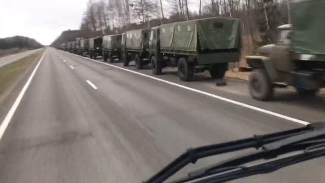 Военная техника в Ивацевичском районе (напротив Нехачево), дорога в направлении Бреста смотреть онлайн