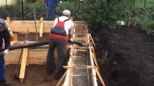 Подача бетона с помощью стационарного бетононасоса