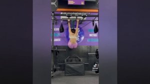 Красивые женские формы, попки в спорт зале.