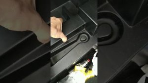 Пусковой аккумулятор на гибридном Тойота Харриер 2015г.в. Или как прикурить гибридный автомобиль.