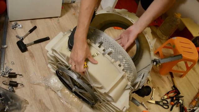 Открыл бак стиралки Bosch Maxx 5 через 12 лет эксплуатации для замены подшипника - вовремя!