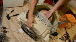 Открыл бак стиралки Bosch Maxx 5 через 12 лет эксплуатации для замены подшипника - вовремя!
