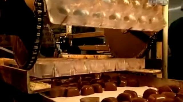 Как делают шоколадные конфеты на фабрике ???