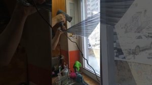 снять тонировку с окна.