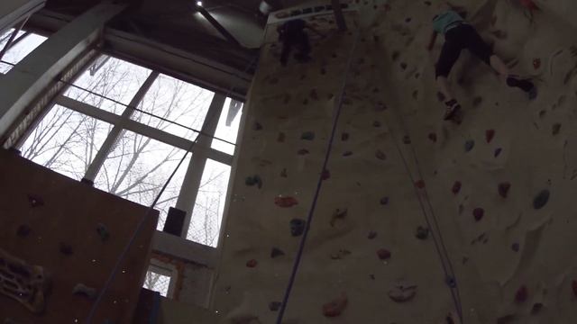 КАК ПРОХОДИТ ЗАНЯТИЕ НА СКАЛОДРОМЕ? смотреть онлайн