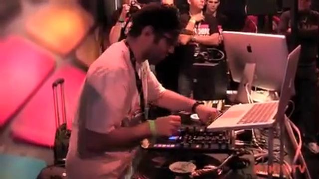 DJ SHIFTEE using Traktor Kontrol Z2 DJ Mixer and NI Maschine @ bpm 2012 смотреть онлайн