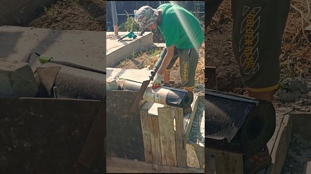 Резка рубероида - простой и быстрый способ разрезать рулон #shorts смотреть онлайн