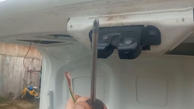 Лада Гранта. Установка привода и кнопки открытия багажника смотреть онлайн