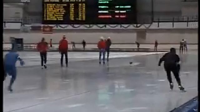 Пенсионеры-скороходы устроили забег на коньках смотреть онлайн