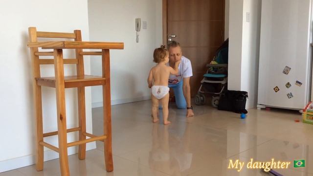 Растим ребёнка за границей. Ест печенье первый раз в жизни.