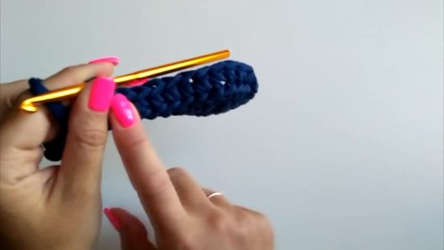 Элегантная прогулочная сумочка крючком из трикотажной пряжи. смотреть онлайн
