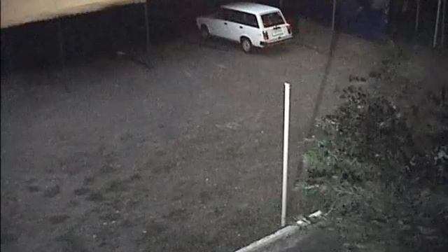 Гроза в Киеве Ветер поднимет навес над машиной