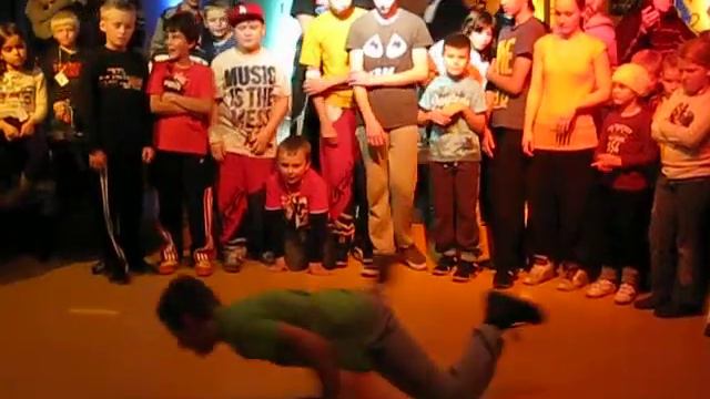 Auftritt Mini G-Breaker im JUZ Lauenburg / Das Jugendzentrum feiert 25. Geburtstag am 23.11.2012 смотреть онлайн