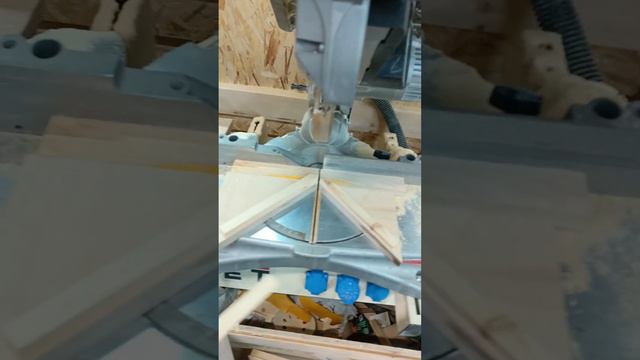 Как точно запилить угол 45° на торцовке при сборке обрамления. Простой способ.