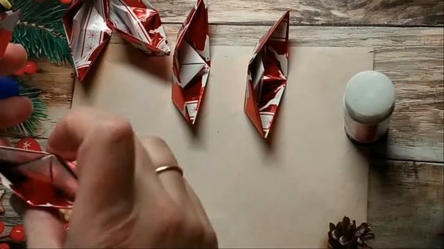Праздничное новогоднее украшение для комнаты из упаковочной бумаги смотреть онлайн