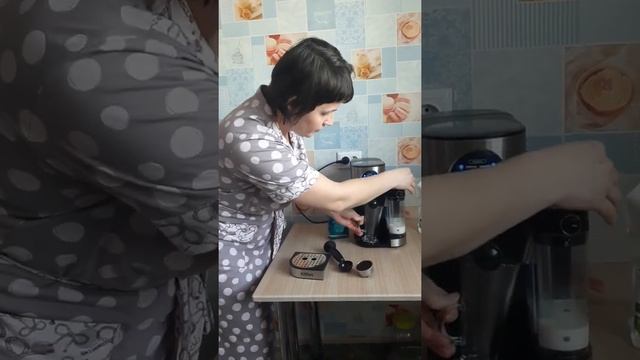 Приготовили латте в кофеварке. Обзор рожковой кофеварки Kitfort kt-703 #Китфорт #Kitfort смотреть онлайн