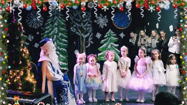 Песня "Какая ёлочка" от студии Колобок смотреть онлайн