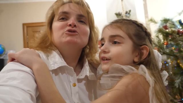 VLOG Тайный Санта. Распаковка 50 подарков из-под ёлки 2024 смотреть онлайн