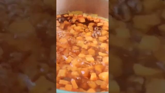 СЕКРЕТ нашего ОЛИВЬЕ. ОВОЩИ сначала режу, потом ВАРЮ. Очень вкусно! #салат #оливье смотреть онлайн